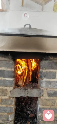 老灶台，木柴火，
是刻在骨子里的乡愁。
火苗跳跃，像童年里奶奶摇着蒲扇的模样，
烟味混着饭香，漫过旧砖墙，
暖了胃，也暖了心。
原来最珍贵的味道，
从来都藏在这烟火缭绕的灶间。配图