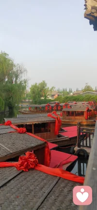 一次放纵年轻人：“‘一切都会越来越好的……’不知为何，一听到这句话总觉得很没底……”

老者：“这是一句祝福的话……严格讲，祝福也不算！顶多是客套……它只为讨好人心……就算不真——也不会被嫌弃……”

年轻人：“真 的状况是怎样的呢？”

老者：“真 的状况是——心知肚明，但不能说出来……会扫兴、讨人嫌……”

年轻人：“你说吧！我不怕扫兴……”

老者：“……这么讲吧：人变坏不难，变好却很难。”

年轻人：“有什么具体的表现吗？”

老者：“你看——人的纪律建立起来，总是很困难；松散起来却很容易……人之间建立信任很不容易，但破坏起来却轻而易举……人的品格塑造，需要长期的积累……但……”
老者用力啐了一口茶屑，接着说：

“但堕落……只需一次放纵！”配图