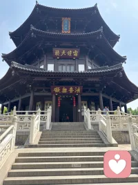 一件事情翻来覆去的说，说明她生命中的那个部分太疼了，疼到她要喋喋不休地回应它，就像祥林嫂一样。

以前觉得祥林嫂很无聊，嚼了又嚼的陈年旧事还不断回味，好汉还不提当年勇呢，况且是伤口，怎经得起一次一次扒开给人看。

质疑祥林嫂，理解祥林嫂，成为祥林嫂。祥林嫂根本就没错，错的是旁观还指点她的人，得利者沉默，受害者歇斯底里。她受的委屈一直没有从心底解决，而她吞不下这委屈。不是每个女人的心都像星辰大海宽广，不是每个女人都懂得释怀淡然。

就要斤斤计较，已经被夺走了太多，再不计较，剩下的那点也没了。

说着说着，就说到了痛处，如第一次一样，还是那般激动与气愤。那个痛处原来一直没被安抚过，也许有一天会脱敏，变得麻木和沉默。

人生那么长，每个人在每件事上或多或少都会成为祥林嫂。

是的，一个受了苦的女人，在历史里哭诉了那么多年，甚至没有自己的名字，被取笑多于多情，还成了弱者的代名词。她是可悲的，若她当时跳脚了发泄了，骂也骂爽了，打也打过瘾了，她的心结早解开了。

对讲道理的人讲道理，对蛮横不讲理的人就要拿出泼妇的架势来。

女孩们，受了委屈第一时间要发飙要掀桌，一直被欺负一直忍耐，结果忍到底线之后突然爆发一下还要觉得是你有问题，只会指责你小题大做，指责你借题发挥，指责你上纲上线。

人不爽就要发疯，防止别人得寸进尺。你偶尔平静下，人家会觉得你人蛮好的。可以名声不好但谁也别想碍着你舒舒服服过好日子。另一个，这也是放过自己。配图