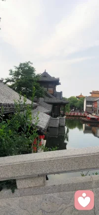 我们被困在头脑里太久了。
 
被概念、观点、信息和判断层层包裹，误以为生命存在于那些抽象的思考之中。可生命首先是一具会呼吸的身体，是脚踩大地时真实的触感，是风吹过皮肤时泛起的凉意，是心脏一下又一下的跳动。
 
比起不断思考生命是什么，意义在哪？或许更重要的是去体验生命。