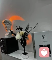当我开始爱自己，我已经不在渴求不同的人生
我知道，发生任何在我身边的事情
都是对我成长的邀请配图