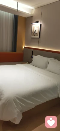 计划赶不上变化，雨一直下没法出去玩了
在酒店陪你们聊天吧配图