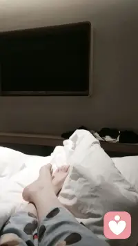 电视不给看 音乐不让听
朋友约我出去散散步也不同意
就要我这样静静的陪着她