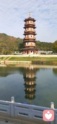 在盛夏的风里
你的衣角掠过夕阳的余晖
于是，笔墨悬停在初见你的那一页那时漫天霞光，都不及你之万一

我知人生多困顿，故我记录欢愉
我写下蝉鸣的碎语，也写下少年英气的你那些被挽留的片刻
渐渐凝成了一整个夏天，清澈而具体