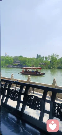 当你读到一本很好的书，见到一个很英俊的男人，或者是走进一座很美丽的城市，你会对自己说，你看到这世界上最好的东西了，你将会让这些东西陪伴你度过余生。
但过不了多久,新的事情就会发生，你会读到一本更好的书，到达一个更美丽的城市,遇到一位更英俊的男人，开始一段更浪漫的恋情，你会有另外一种生活。
你不要害怕这个结局，这个结局只是一道幻影，每个结局都意味着一个新的开始。