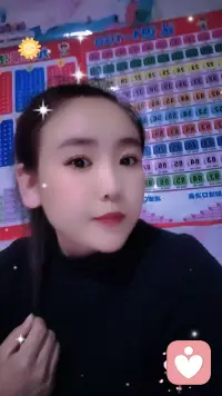 倾听师是专注于情感陪伴、心理倾听与情绪疏导的专业人员，以共情、尊重、保密为核心原则，为有情绪困扰、心理压力或倾诉需求的人群提供一对一的倾听与心理支持服务，区别于心理咨询师，更侧重情绪接纳与陪伴疏导，不做专业心理诊断和治疗。配图