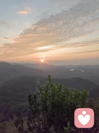 遗憾是常态，思念是一种病。

爱与不爱都已不重要了，伤心难过是必然的经历。

何必强迫自己去疗伤呢，自然而然就会默默藏在心底。

一步一个脚印，有什么跨不过去的。

过好当下比什么都强。

相信自己！

我先哭会，无声胜有声！