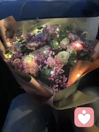 倾听是一座桥连接孤独与亲密配图