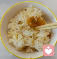 吃饭剩一口，藏着人心最深的慌
 
今天无意间发现，很多人吃饭快吃完时，总要刻意剩一口。我琢磨许久，忽然有了感悟：这不是吃不了，而是内心藏着抓取、恐慌、担忧与不安。
 
有人说“给你留着”，其实多是借口——真要留，怎会只留一口？不过是内心匮乏，怕不够、怕失去。古人不让孩子剩饭碗，藏着道家智慧：心若圆满，便不执不留；顺应天道，放下抓取，心安才是真正的富足。配图