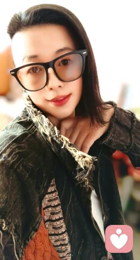 在繁华热闹的人海中
总有些无法倾诉的心声
越是热闹的地方
越是需要一个属于懂你的港湾
而一天来到这里
一个70后的姐姐
愿意倾听你的故事配图