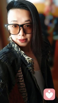 在繁华热闹的人海中
总有些无法倾诉的心声
越是热闹的地方
越是需要一个属于懂你的港湾
而一天来到这里
一个70后的姐姐
愿意倾听你的故事配图