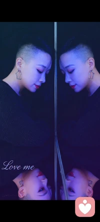 镜中人 曲中意
到底那一个
才是真实的自己配图