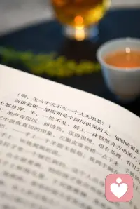 压抑就像一层雾，别逼着自己立刻驱散，找个安静的角落坐会。喝杯温茶，允许情绪轻轻躺一会，不必对抗，不必评判。雾会慢慢散心，会慢慢松，你只是需要和自己相处的时间。配图