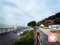 现代人的婚姻态度，是在高期待与现实压力间寻找平衡的积极探索。其核心困境常源于“爱的表达”与“被在乎的感受”错位，而非爱本身消失。配图