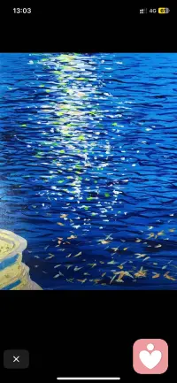 你看，夜晚的大海也在悄悄活着。星星的光，掉进水里，被海浪轻轻摇着，碎碎的，一晃一晃。这波纹多像呼吸——原来再黑再深的地方，也有东西在安静地、不停地动。这就是生命的样子，不用多大声，却一直在。配图