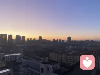 你看，无论黑夜多么漫长，明晨的太阳都会照常升起，分秒不差。人生亦是如此，没有永远的黑暗，也没有过不去的坎。每个黎明，都是宇宙为你重启的崭新起点。请相信，光始终在来的路上，而你只需要怀揣这份相信，走下去。配图