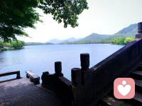 轻轻的
​每一次珠落玉盘
​皆是不同音色
​重重的
​每一缕青萃彻骨
​恰是正逢时节
​花自飘零水自流
​彻夜冷雨
​微风依旧
​如玉如絮皆顺遂
​渐遇尾牙
​何盼春归配图