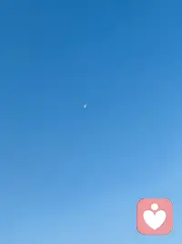 ■倾听师做到以下三点，至少可以让服务时间翻一倍，而且是客户主动提出的！亲测有效。
◆具体是哪三点呢？先是多用耳朵认真听、少用嘴巴胡乱说；接着是多提及你、少提及我；后面是多用心提问、少随意下判断。
第一点其实最难。我们总想给建议、想安慰，但客户真正需要的，往往只是一个安全说出口的空间。当你忍住不说，ta才会说得更多。
第二点关乎信任。多问“你当时是什么感受？”少说“我遇到过类似情况…”——把舞台完全交给对方，你的关注点就是最好的安全感。
第三点是深入的钥匙。用提问代替评判，像陪着ta轻轻推开一扇扇门：“为什么那件事对你那么重要？”“你希望它变成什么样呢？”
●最关键的是心态：你要像追剧一样，对ta的人生故事充满真实的好奇。不是演出来的关心，是真的想知道：“后来怎么样了？那你呢？你当时怎么想的？”
当一个人感受到你真心在听，ta会像剥洋葱一样，一层一层把内心打开给你看——从表面烦恼，到深层情绪，甚至那些自己都不常触碰的回忆。
当然，最后必须严肃提醒：
听到的所有故事，都只能留在服务过程中。
这是行业的底线，也是这份工作最大的责任。
如果你也在做倾听师，或者正想成为倾听师，这三条心法不妨试试看。
最好的服务，是让客户觉得：“终于有人，愿意好好听我说话了。”配图