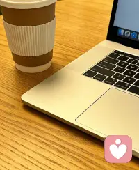很多人表面正常，内心积攒着无人诉说的情绪。委屈、内耗、焦虑、迷茫，找不到合适的人倾诉，害怕被评判、被说教。
我是一名倾听师，不急于讲道理，不随意评判你的选择。在这里你可以卸下伪装，放心说出所有难以启齿的心事。
不用强迫自己变得坚强，情绪本就需要安放。接纳脆弱，看见自己。我愿意安静倾听，陪你梳理纷乱思绪，找到内心的平衡点。
所有对话严格保密，给你一段安全、松弛、不带压力的倾诉时光。