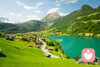 人好像越长大，就越擅长隐藏情绪。
 
表面上装作若无其事，笑着和身边的人说笑打闹，可只有在夜深人静、一个人独处的时候，那些积攒了许久的委屈、遗憾和难过，才会一股脑地涌上来，压得人喘不过气。
 
有些话，翻遍了通讯录，却找不到一个可以倾诉的人；有些心事，明明快要溢出来了，最后还是选择悄悄咽回肚子里。不是不想说，而是说了也未必有人懂，有些情绪，本就是一个人的兵荒马乱。
 
我们都在慢慢和过去告别，和遗憾和解。那些曾经以为会念念不忘的人和事，终究还是在岁月里慢慢模糊了。只是偶尔某个瞬间，听到某首熟悉的歌，走到某个熟悉的路口，还是会突然想起，然后沉默很久。
 
后来才明白，很多关系，散场是常态；很多遗憾，终究无法圆满。成年人的世界，连崩溃都要小心翼翼，连难过都要悄无声息。