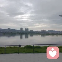 其实人这一生，都在和情绪博弈。
我们常常焦虑、内耗、自我怀疑，怕选错路，怕被辜负，怕真心落空。
后来慢慢懂得，情绪没有对错，脆弱也不是缺点。
允许自己难过，接纳自己普通，稳住心态，慢慢自愈。
生活不会一直刁难，所有经历，都是在帮你沉淀更强大的自己。
先安顿好内心，再好好生活，万事自有回甘。