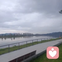 其实人这一生，都在和情绪博弈。
我们常常焦虑、内耗、自我怀疑，怕选错路，怕被辜负，怕真心落空。
后来慢慢懂得，情绪没有对错，脆弱也不是缺点。
允许自己难过，接纳自己普通，稳住心态，慢慢自愈。
生活不会一直刁难，所有经历，都是在帮你沉淀更强大的自己。
先安顿好内心，再好好生活，万事自有回甘。