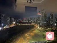 此刻的你是不是已经下班了呢？还是正走在人潮拥挤的街头？夜幕下的灯火阑珊，给自己疲惫的身心一点空间。如果你有心事想倾诉，我在这里等你……配图