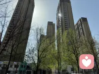 一个人成熟的标志，就是不再渴望被所有人理解，不再奢求事事圆满。学会独自消化情绪，默默扛下风雨，在安静中悄悄蜕变成长。配图