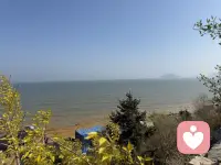 不必纠结于他人的言行，也不必执着于已成定局的过往，心宽一寸，路宽一丈，学会释怀、懂得放下，不纠缠过往、不内耗自己，生活自会温柔以待。