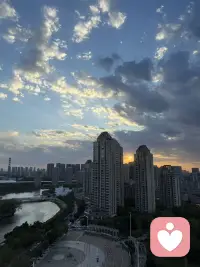 过往的遗憾、没能如愿的事，总会在不经意间翻涌心头。不必一直揪着过往不放，试着轻轻放下，不是妥协，而是放过被回忆困住的自己。