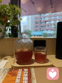 面对未知的未来感到惶恐，是很正常的心理反应，不确定会发生什么，人本能就会担忧害怕。很多焦虑来源于总想提前掌控所有还没有发生的事情，想要把每一步都规划稳妥，可现实生活本身就充满变数，我们没有办法预判所有结局。