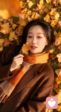 冬晨清冽，落叶在晨光中铺成斑驳小径。我躺进松软的阳光里，听霜与风细语——原来寒冷会捧出另一种温柔。