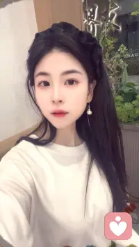 我们终其一生都在找一个能说话的人，能听你说话的，能听懂你说话的，能听你说废话。这看似简单的想法，实则多幸运才能遇到。肉体相伴，比比皆是。但是灵魂共鸣。寥寥无几～