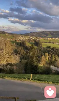 ^_^自信的本质就是，大量的学习，大量的研究，不断的重复，不断的实践，从而建立起自己稳定的内核。在克服逆境的过程中爱上自己，并与此同时，对一切人和事物祛魅。