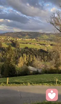 于逆境中修行，在成长中自信

自信的养成，从来都伴随着克服逆境的勇气，是在一次次突破困境的过程中，慢慢读懂自己、接纳自己、爱上自己。人生本就布满荆棘，每一次迎难而上，每一次咬牙坚持，都是在为自己的内心积攒力量。

在对抗挫折的路上，我们不断突破自我局限，看清自己的韧性与潜力，慢慢摆脱自我怀疑，学会与不完美的自己和解。当我们凭借努力跨过一个又一个难关，会越发明白自己的珍贵，也会在这个过程中，慢慢剥离对他人、对外物不切实际的幻想，学会对一切人和事祛魅。不再盲目仰望他人，不再过度依赖外界，而是把重心放回自身，这份清醒与独立，让自信更加坚定且长久。