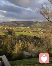 祛魅之后，方得笃定自信

真正高级的自信，是历经沉淀后的清醒，是深耕自我后的通透，更是对万事万物祛魅后的从容。自信的根基，是长期主义的付出：沉下心学习，静下心研究，耐住性重复，沉住气实践，在日复一日的积累中，搭建起坚不可摧的内心世界。

当我们拥有了足够的实力与认知，便不会再被表面的光鲜迷惑，不会因他人的光芒而自卑，也不会因世俗的标准而内耗。我们学会褪去对人和事的过度滤镜，客观看待得失，平静面对起伏，在专注自我成长中，彻底爱上本真的自己。这份不攀附、不盲从、不焦虑的状态，是自信的最高境界，也是我们对抗世事无常，最强大的精神武器。