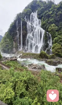 人性不变，人心易变

人性永远不变，但人心一直在变。这是世间最残酷也最真实的真相。

从古至今，人性的底层代码从未改写。贪婪与恐惧、自私与善良、嫉妒与感恩，这些特质刻在人类的基因里，不会因为时代更迭、科技进步而消失。历史总是惊人的相似，所有的背叛、算计、纷争，本质上都是人性的重复上演。

但具体到每一颗人心，却从来都不是一成不变的。昨天还对你推心置腹的人，今天可能因为一点利益冲突就反目成仇；曾经眼里有光的少年，经历过社会的毒打后，也可能变得世故冷漠。人心会随着境遇、时间、利益而流转，没有什么是永恒不变的。

所以不必对人性抱有过高的期待，也不必为人心的转变而过度伤感。我们能做的，是看清人性的底色，提前建立好边界，保护好自己；同时守住自己的本心，不被外界的污浊所同化。

接受人性的复杂，接纳人心的易变，不是变得冷漠，而是学会了与这个世界温柔相处。当你不再强求别人始终如一，内心反而会获得真正的平静与自由。配图