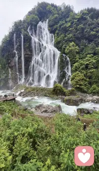 人性不变，人心易变

人性永远不变，但人心一直在变。这是世间最残酷也最真实的真相。

从古至今，人性的底层代码从未改写。贪婪与恐惧、自私与善良、嫉妒与感恩，这些特质刻在人类的基因里，不会因为时代更迭、科技进步而消失。历史总是惊人的相似，所有的背叛、算计、纷争，本质上都是人性的重复上演。

但具体到每一颗人心，却从来都不是一成不变的。昨天还对你推心置腹的人，今天可能因为一点利益冲突就反目成仇；曾经眼里有光的少年，经历过社会的毒打后，也可能变得世故冷漠。人心会随着境遇、时间、利益而流转，没有什么是永恒不变的。

所以不必对人性抱有过高的期待，也不必为人心的转变而过度伤感。我们能做的，是看清人性的底色，提前建立好边界，保护好自己；同时守住自己的本心，不被外界的污浊所同化。

接受人性的复杂，接纳人心的易变，不是变得冷漠，而是学会了与这个世界温柔相处。当你不再强求别人始终如一，内心反而会获得真正的平静与自由。配图