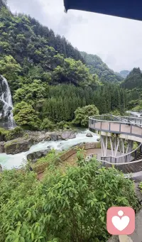 人性不变，人心易变

人性永远不变，但人心一直在变。这是世间最残酷也最真实的真相。

从古至今，人性的底层代码从未改写。贪婪与恐惧、自私与善良、嫉妒与感恩，这些特质刻在人类的基因里，不会因为时代更迭、科技进步而消失。历史总是惊人的相似，所有的背叛、算计、纷争，本质上都是人性的重复上演。

但具体到每一颗人心，却从来都不是一成不变的。昨天还对你推心置腹的人，今天可能因为一点利益冲突就反目成仇；曾经眼里有光的少年，经历过社会的毒打后，也可能变得世故冷漠。人心会随着境遇、时间、利益而流转，没有什么是永恒不变的。

所以不必对人性抱有过高的期待，也不必为人心的转变而过度伤感。我们能做的，是看清人性的底色，提前建立好边界，保护好自己；同时守住自己的本心，不被外界的污浊所同化。

接受人性的复杂，接纳人心的易变，不是变得冷漠，而是学会了与这个世界温柔相处。当你不再强求别人始终如一，内心反而会获得真正的平静与自由。配图
