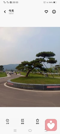 清山不语，静水流深。
山河自带一份沉默的包容。
我愿做一位安静的倾听者，
听人间悲欢，纳万般心绪。
坦然地接纳所有人的所有情绪，
温柔接住每一份不为人知的心事🌿
＃倾听陪伴＃与自己和睦相处