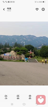 清山不语，静水流深。
山河自带一份沉默的包容。
我愿做一位安静的倾听者，
听人间悲欢，纳万般心绪。
坦然地接纳所有人的所有情绪，
温柔接住每一份不为人知的心事🌿
＃倾听陪伴＃与自己和睦相处