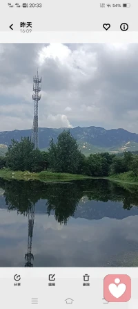 清山不语，静水流深。
山河自带一份沉默的包容。
我愿做一位安静的倾听者，
听人间悲欢，纳万般心绪。
坦然地接纳所有人的所有情绪，
温柔接住每一份不为人知的心事🌿
＃倾听陪伴＃与自己和睦相处