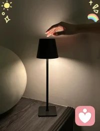 寒冷的夜色里总有一盏灯为你点亮。虽然只是微光，也能为你指引一个方向，驱散一黑暗。带给你丝丝的温暖！天冷了，盖好被子。好好休息。