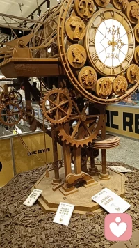 在露易丝·海《生命的重建》书中，列举了10个爱自己的方法。 2026 我们一起彼此鼓励学会爱自己。

✅1）停止自责：

对自己少一些指责和否定，多一些肯定和认可。

✅2）停止恐吓自己：

用积极的、美好的想法替代脑海中的消极念头，安慰自己：一切都会慢慢变好。

✅3）耐心呵护自己：

我们每个人都会犯错，出现失误没关系。多给自己一些耐心，允许自己出错，允许自己有些不完美。

✅4）善待自己的心灵：

不必因为曾经失败的经历而自责。人生没有失败，只有回馈，我们可以从这些经历中学习和成长。

✅5）赞美自己：

每天都不要忘记赞美自己，哪怕是很小的事情。比如能够按时完成上司交代的任务，也可以肯定自己：嗯，我很高效。

✅6）帮助自己就是爱自己，学会寻求团体支持：
一个人走得快，但一群人会走得更远、更温暖。

✅7）爱自己的缺点：

接纳自己的不完美。缺点也是你的一部分，每个人都不是完美的，正是因为不完美，世界才如此丰富。

✅8）照顾好自己的身体：

身体是一切的本钱，没有好的身体保驾护航，就算再多的钱、再耀眼的功名利禄也无用。凡事不拿健康做赌注，才会笑到最后。

✅9）从镜子里看自己：

镜子可以帮助我们更爱自己。比如发生不如意的事，可以对着镜子里的自己说：“无论发生什么，我仍然爱你。”如果遇到了什么好事，可以对着镜子说：“谢谢”，让自己知道，你正在为自己创造美好的经历。

✅10）请从现在开始爱自己：

种一棵树最好的时间是10年前，其次是现在。如果你现在就能爱自己、接纳自己，你会发现美好的事情将会来到你身边。配图