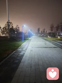 留三分贪财好色以免格格不入，留七分一本正经以图安分守己配图