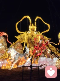 马蹄踏雪送冬去，春风染柳报春来。
感谢旧岁相知相伴，共度流光；新岁启封，愿君：
身似骏马，长葆龙马精神；
心若旷野，驰骋万里山河。
牛文亭携全家给您拜年啦！