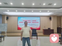 生活就像满天的杨絮，也就是自己的情绪，随时会来骚扰你，当带上口罩，看到他的时候就会好一些。配图