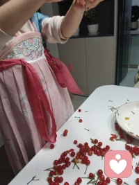 不必强求孩子活成我们期待的模样，每个灵魂都有自己的成长节奏。不必把焦虑传递给孩子，平和的家庭氛围，胜过万千说教。
 
少一些催促，多一些等待；少一些比较，多一些肯定。亲子间最珍贵的，不是完美的相处模式，而是彼此愿意靠近、彼此懂得珍惜的真心。
 
慢慢来，用心爱，便是亲子关系最好的状态。