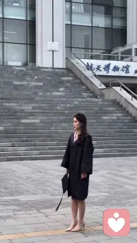 24岁的我迫切地渴望得到别人的认可，顺应着他人的期望，哪怕内心是委屈的、抗拒的、默默流泪的，我甚至一度以为那是幸福的代价。
现在我把自己当成最重要的人，所以我坚定自己的每一次选择，享受选择之后的过程，并且全盘接受结果。我获得的幸福和快乐，其实从来不在别人嘴里。配图