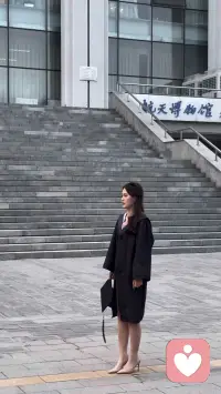 24岁的我迫切地渴望得到别人的认可，顺应着他人的期望，哪怕内心是委屈的、抗拒的、默默流泪的，我甚至一度以为那是幸福的代价。
现在我把自己当成最重要的人，所以我坚定自己的每一次选择，享受选择之后的过程，并且全盘接受结果。我获得的幸福和快乐，其实从来不在别人嘴里。配图